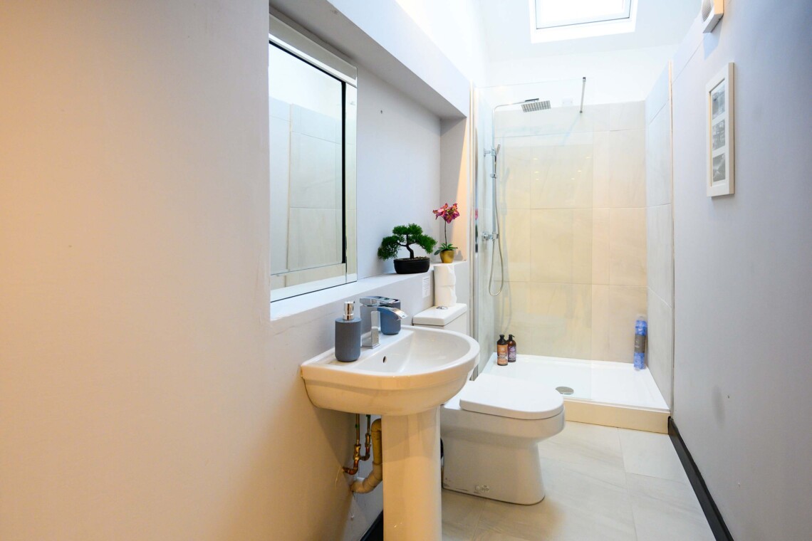 Large shower room & WC