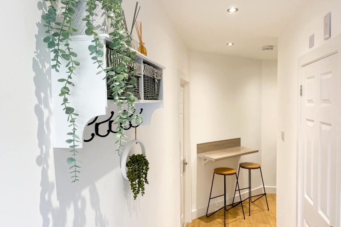 Entrace with a small breakfast bar