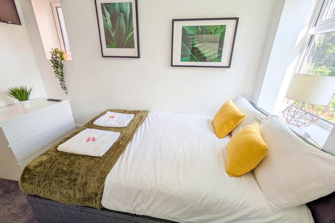 Double bedroom with high-quality linen 