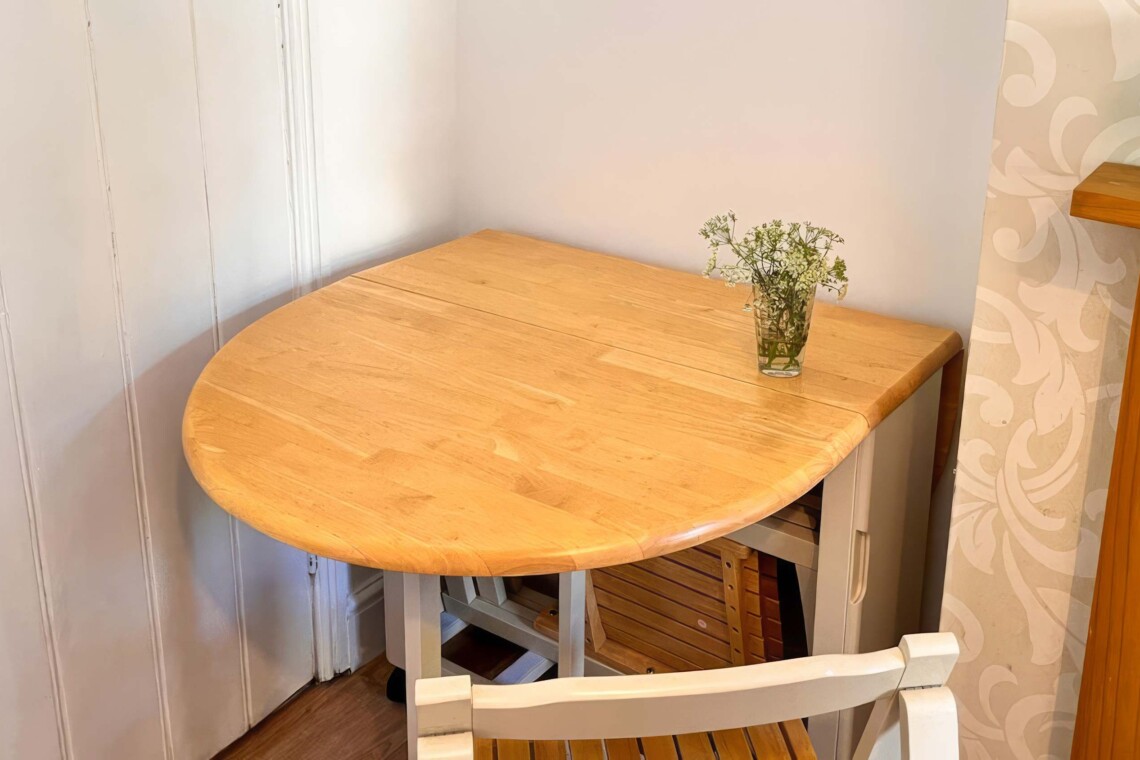 Dining table & chairs