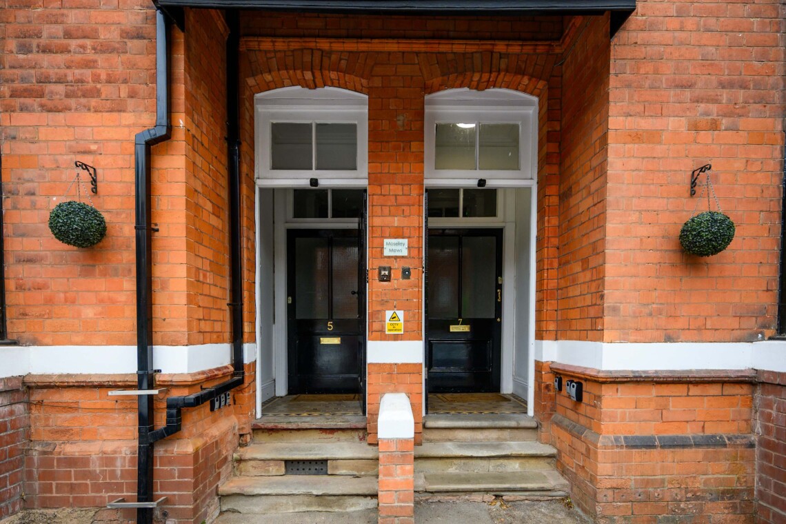 Main entrance to all apartments 
