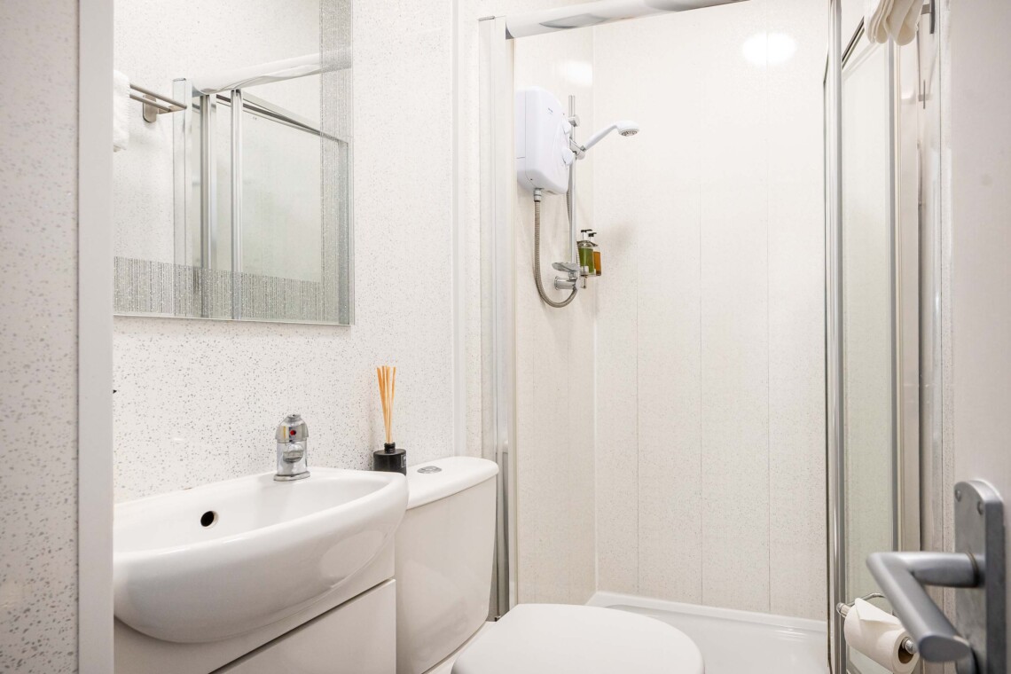 Emerald shower room